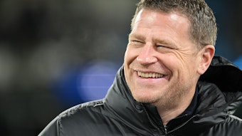 Max Eberl lacht im Rahmen des Champions-League-Spiels von RB Leipzig bei Manchester City am 14. März 2023.