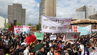 Auf dem Pariser Platz halten Schülerinnen und Schüler Plakate hoch.