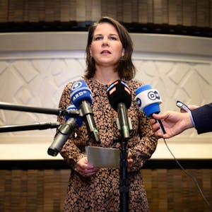 Annalena Baerbock (Bündnis 90/Die Grünen), Außenministerin, äußert sich nach ihren Gesprächen über die Situation im Jemen im Delegationshotel gegenüber Medienvertretern.
