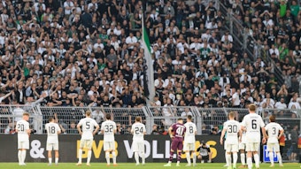 Die Spieler von Borussia Mönchengladbach stehen nach der Auswärtsniederlage bei Borussia Dortmund vor dem Gästeblock mit den mitgereisten Fans.