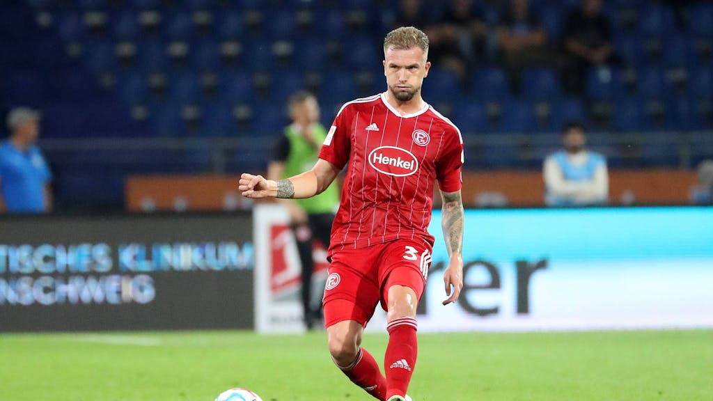Andre Hoffmann führt den Ball im Spiel bei Eintracht Braunschweig.