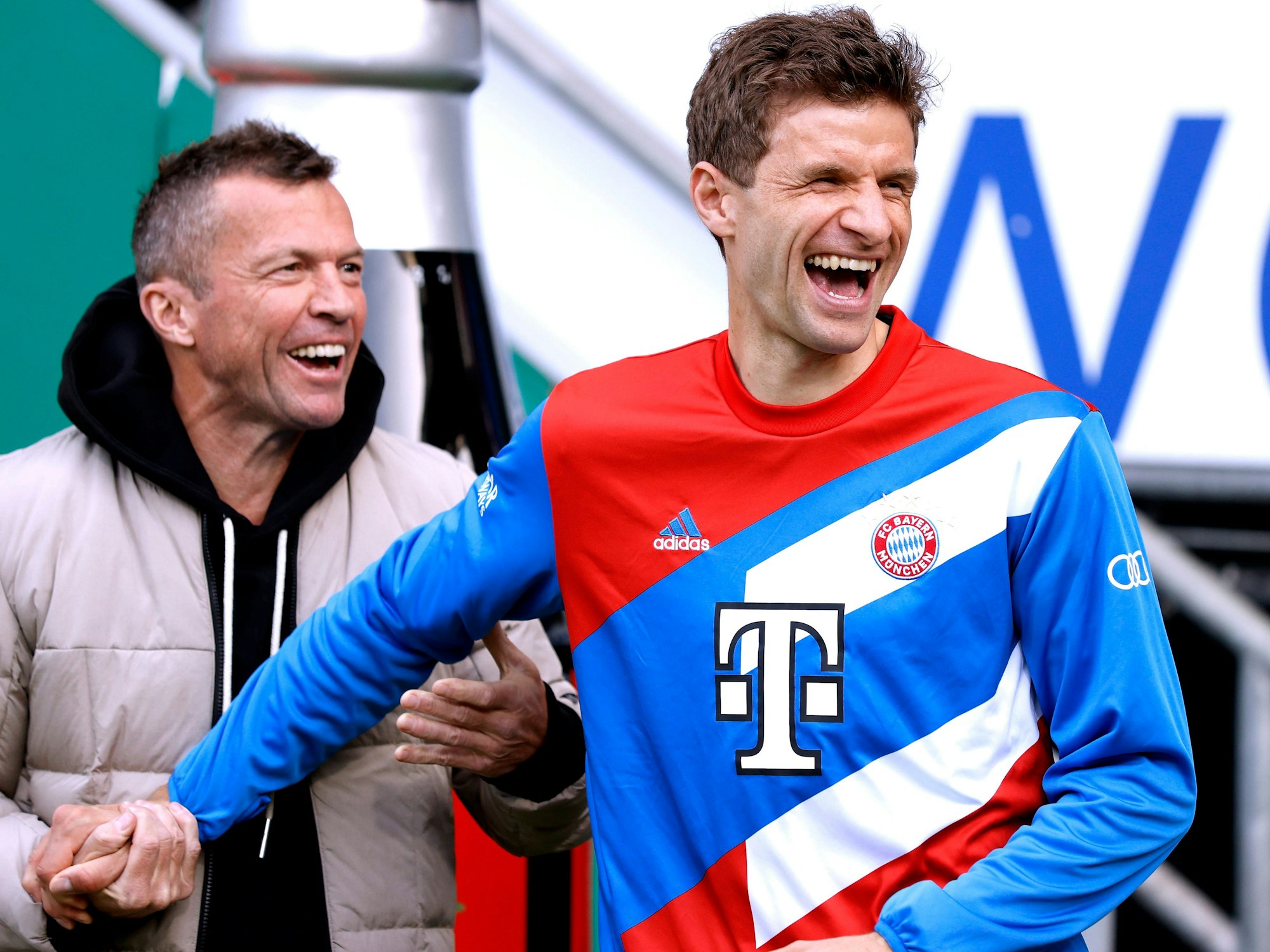 Lothar Matthäus und Thomas Müller lachen.