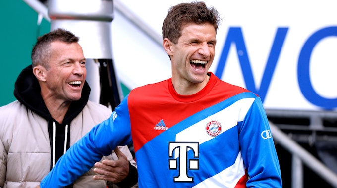 Lothar Matthäus und Thomas Müller lachen.