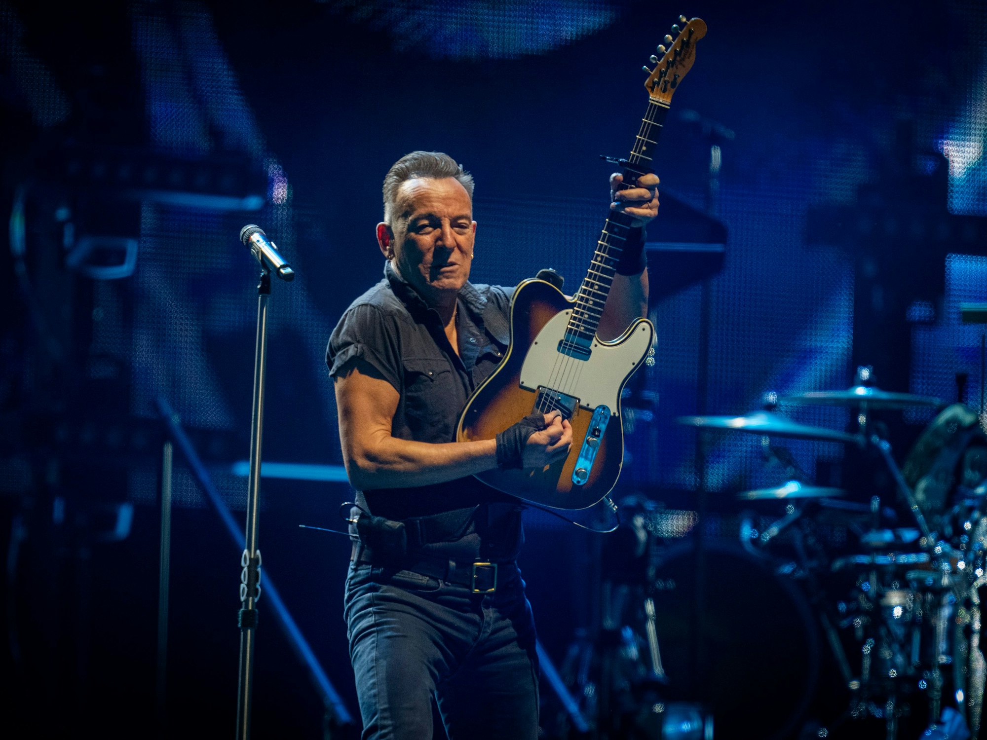 Bruce Springsteen hält die Gitarre hoch