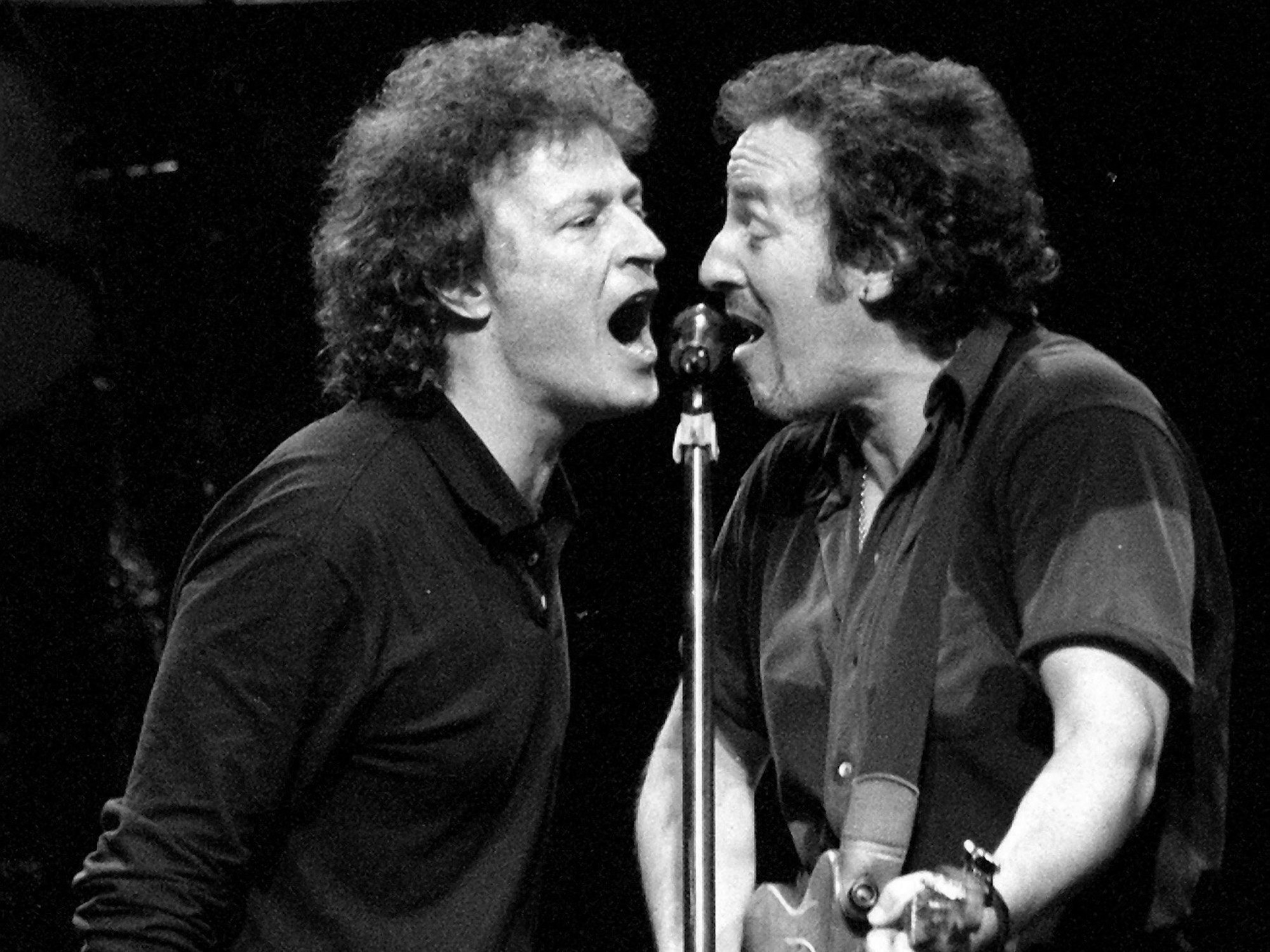 Bruce Springsteen (r) und BAP-Sänger Wolfgang Niedecken (l.)performen zusammen einen Song