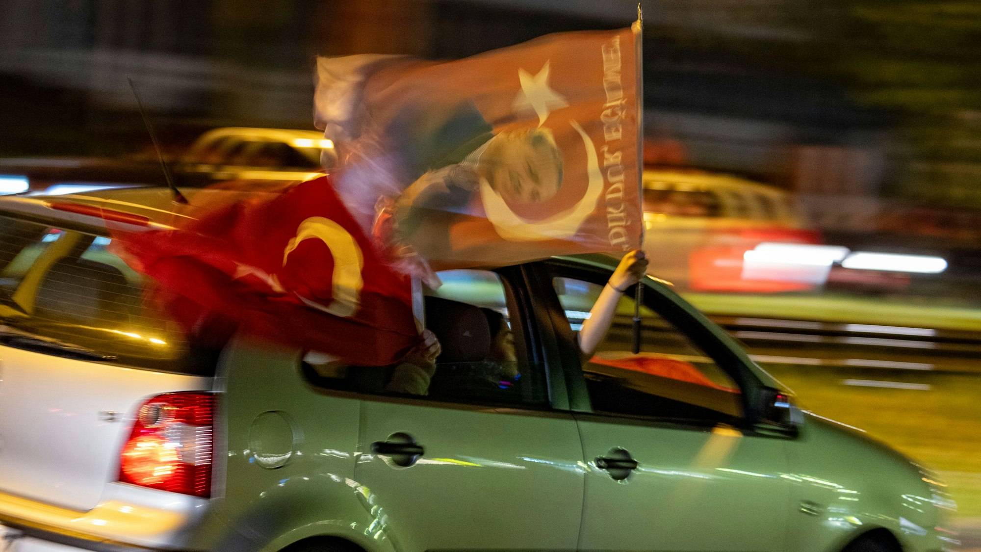 Am Abend der Wahl fahren Anhänger des bislang amtierenden türkischen Präsidenten Erdogan in Duisburg-Marxloh mit ihren Autos über die Straßen, Hupkonzerte ertönen, türkische Flaggen werden geschwenkt.