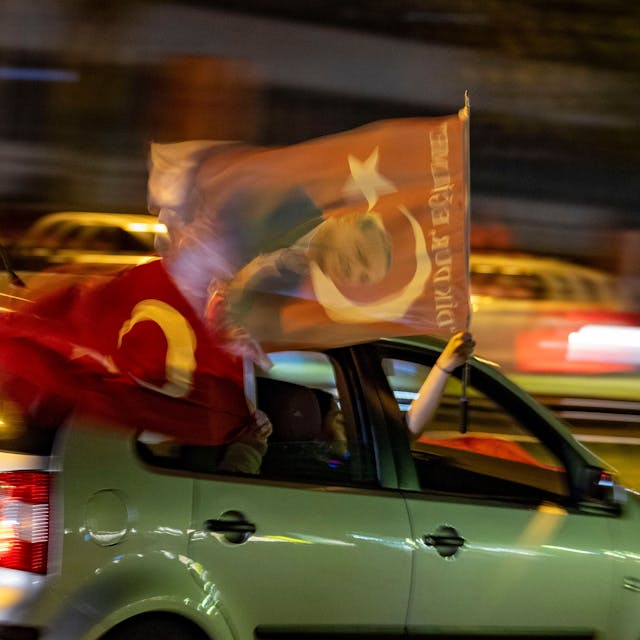 Am Abend der Wahl fahren Anhänger des bislang amtierenden türkischen Präsidenten Erdogan in Duisburg-Marxloh mit ihren Autos über die Straßen, Hupkonzerte ertönen, türkische Flaggen werden geschwenkt.