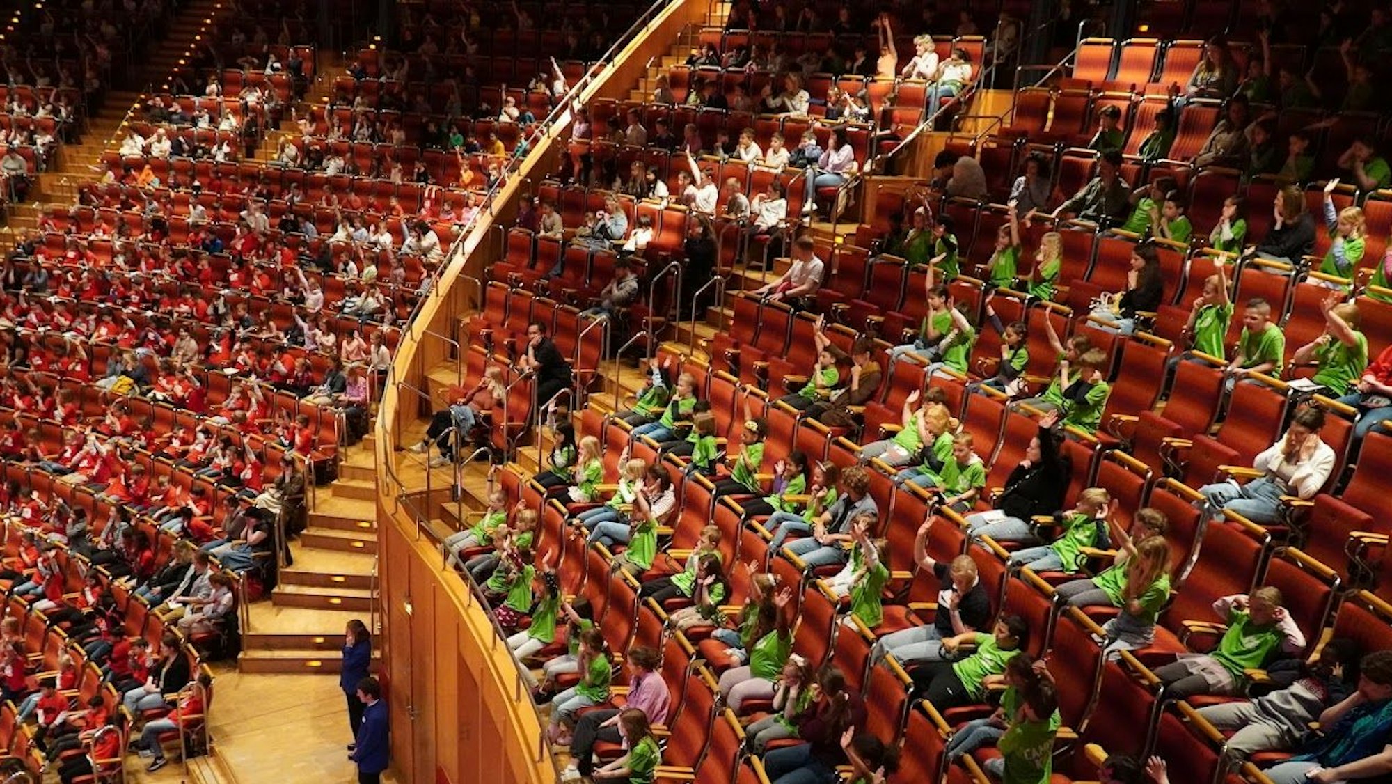 1700 Kinder sitzen beim Singpause Konzert in den Stuhlreihen der Kölner Philharmonie.