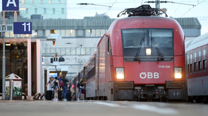 Ein roter Zug der Österreichischen Bundesbahn (ÖBB) fährt am Bahnhof in Hamburg ein.
