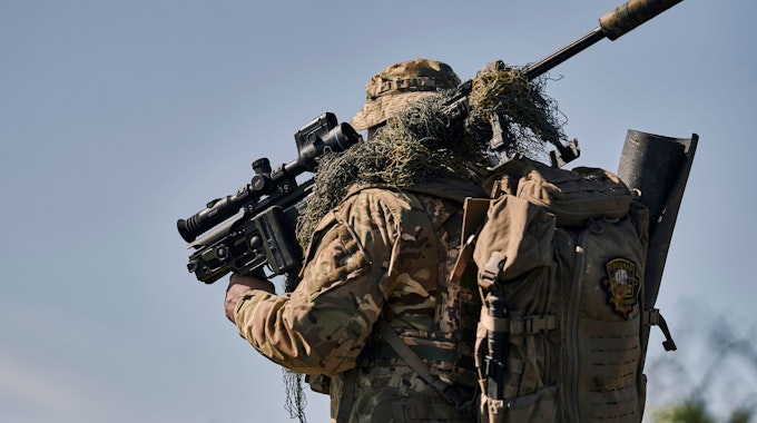 Ein Scharfschütze der ukrainischen Armee bringt sich in Position gegenüber russischen Truppen in der Nähe von Bachmut, Ukraine.