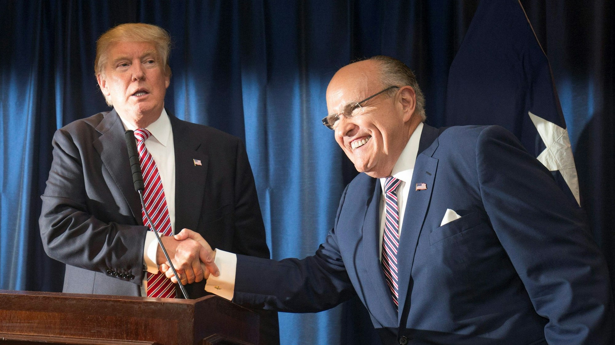 Laut einer ehemaligen Mitarbeiterin von Rudy Giuliani (r.) sollen der US-Anwalt und der ehemalige US-Präsident Donald Trump (l.) gemeinsam Begnadigungen zum Kauf angeboten haben. (Archivbild)