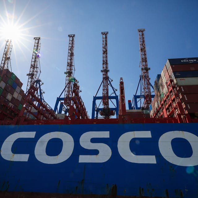 Das Containerschiff „CSCL Pacific Ocean“ der Rederei Cosco liegt am Terminal Tollerort der Hamburger Hafen und Logistik AG.