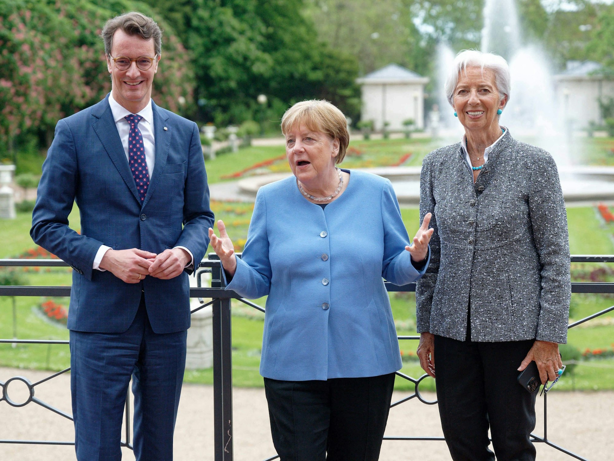 Angela Merkel, Hendrik Wüst und Christine Lagarde posieren in der Flora.