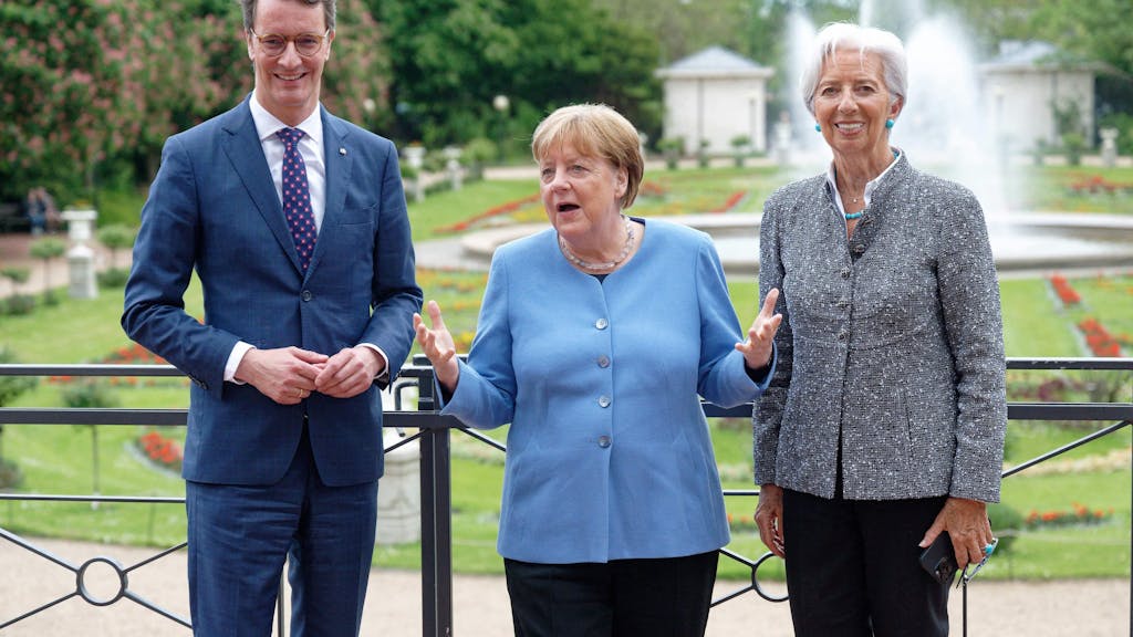 Angela Merkel, Hendrik Wüst und Christine Lagarde posieren in der Flora.