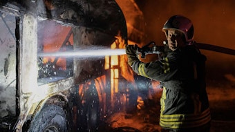 Dieses vom ukrainischen Ministerium für Notfallsituationen zur Verfügung gestellten Foto zeigt einen Feuerwehrmann bei Löscharbeiten nach Raketenangriffen in der Nacht. Heftige Explosionen von Luftabwehrraketen haben die Einwohner in Kiew aus dem Schlaf gerissen.