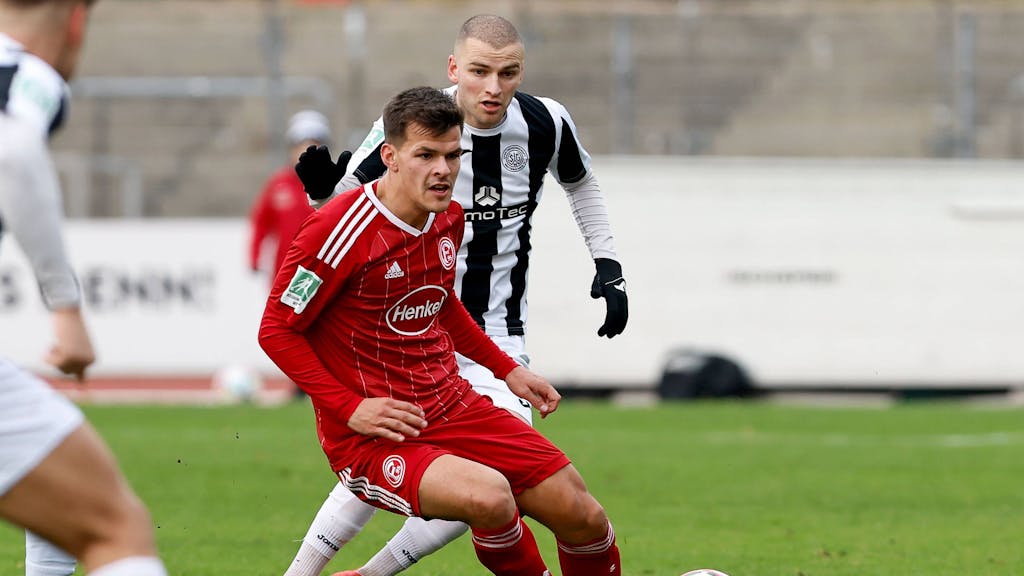 Nicolas Hirschberger führt den Ball im Regionalliga-Spiel bei der SG Wattenscheid.