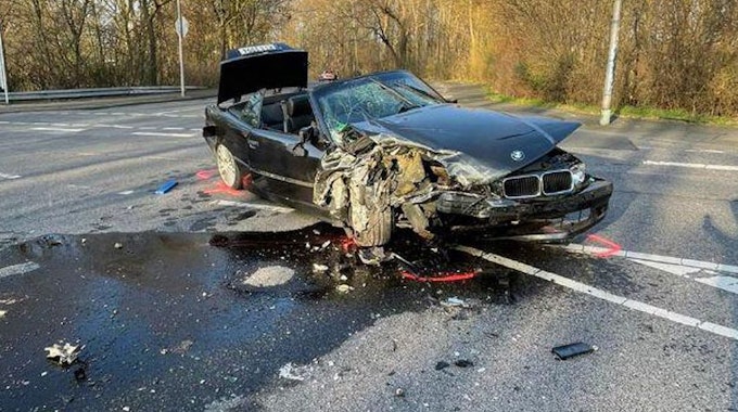 Der BMW des mutmaßlichen Unfallverursachers