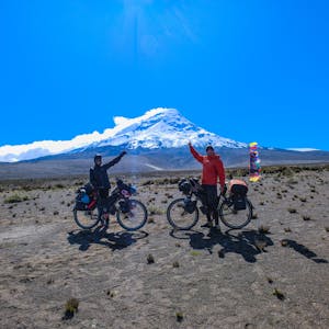 Jasmin und Sebastian Podtschaske stehen mit ihren Fahrrädern vor einem Berg.