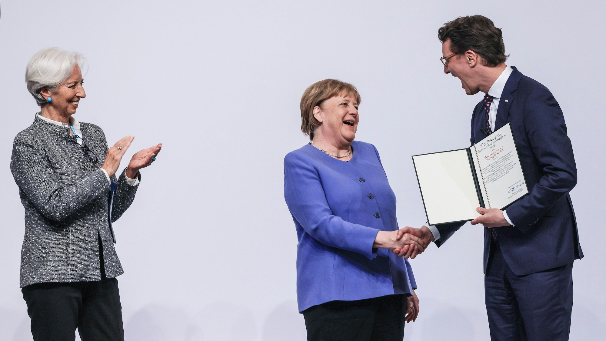 1Die frühere Kanzlerin Angela Merkel (l, CDU) nimmt von Hendrik Wüst (r, CDU), Ministerpräsident von Nordrhein-Westfalen, neben ihrer Laudatorin, Christine Lagarde (l), Präsidentin der Europäischen Zentralbank, den Staatspreises des Landes, entgegen.