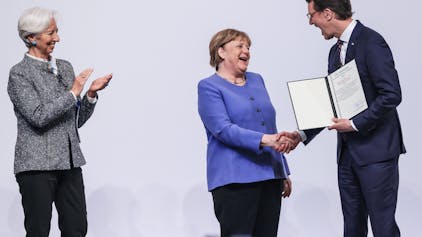 1Die frühere Kanzlerin Angela Merkel (l, CDU) nimmt von Hendrik Wüst (r, CDU), Ministerpräsident von Nordrhein-Westfalen, neben ihrer Laudatorin, Christine Lagarde (l), Präsidentin der Europäischen Zentralbank, den Staatspreises des Landes, entgegen.&nbsp;