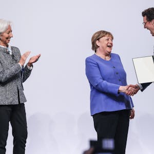 1Die frühere Kanzlerin Angela Merkel (l, CDU) nimmt von Hendrik Wüst (r, CDU), Ministerpräsident von Nordrhein-Westfalen, neben ihrer Laudatorin, Christine Lagarde (l), Präsidentin der Europäischen Zentralbank, den Staatspreises des Landes, entgegen.&nbsp;