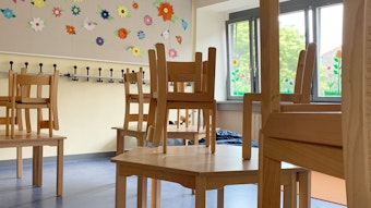 Im Hortraum einer Grundschule in Prenzlauer Berg sind die Stühle für die Reinigung auf die Tische gestellt worden. (Symbolfoto)
