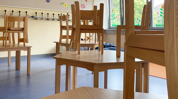 Im Hortraum einer Grundschule in Prenzlauer Berg sind die Stühle für die Reinigung auf die Tische gestellt worden. (Symbolfoto)