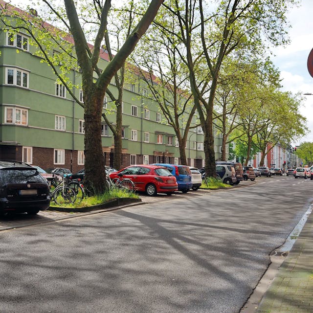 Die Vorgebirgstraße in Köln-Zollstock mit schräg parkenden Autos auf der linken Seite. Auf der rechten Fahrbahnseite soll ein Fahrradschutzstreifen hin.&nbsp;