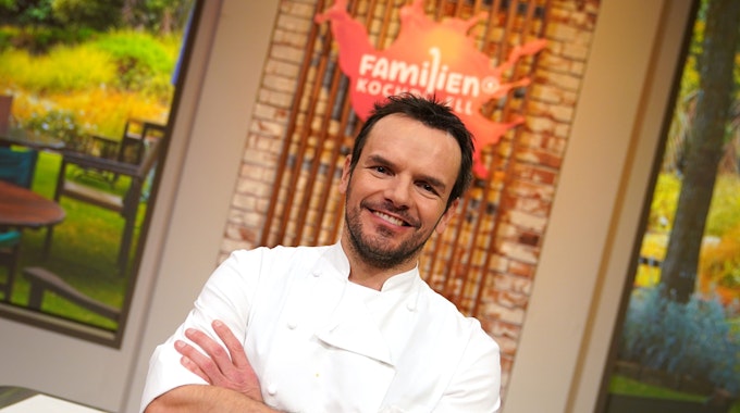 Fernsehkoch Steffen Henssler steht in der Studiokulisse der Sendung „Familien-Kochduell“.