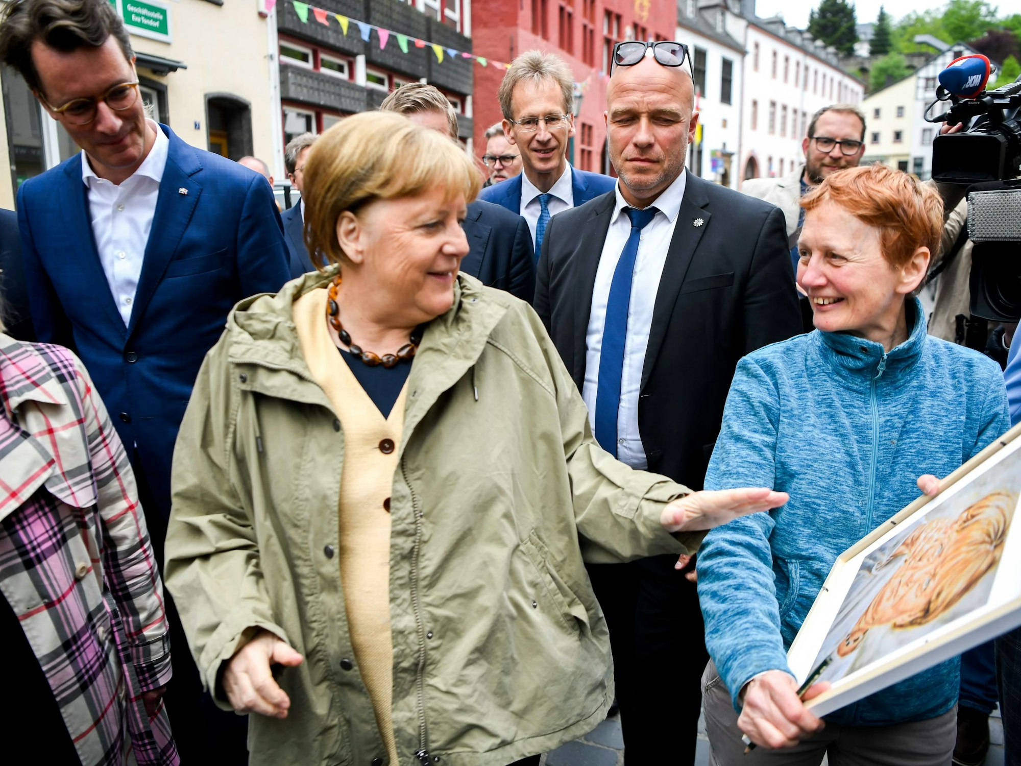 Malerin Gaby Kutz hatte von Angela Merkel ein Bild angefertigt. Bei der Flut war es beschädigt worden. Nun ließ sich Kutz in Bad Münstereifel einen Druck unterschreiben.