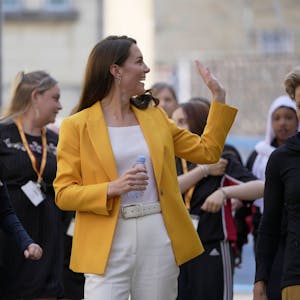 Die britische Prinzessin Kate von Wales winkt bei ihrem Besuch des „Dame Kelly Holmes Trust“.