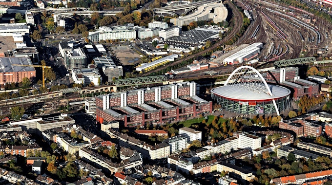 Köln-Arena, Lanxess-Arena, umgangssprachlich Henkelmännchen, und Kölner Stadthaus, technisches Rathaus, Deutz, Köln