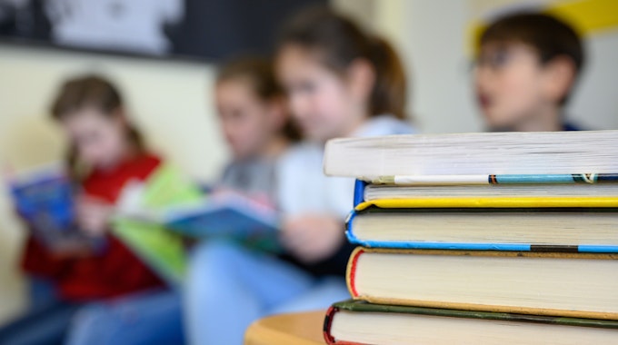 Kinder lesen in einer Grundschule. Jeder vierte Viertklässler in Deutschland kann einer Studie zufolge nicht richtig lesen. Das geht aus der am Dienstag in Berlin vorgestellten internationalen Grundschul-Lese-Untersuchung (IGLU) hervor.&nbsp;