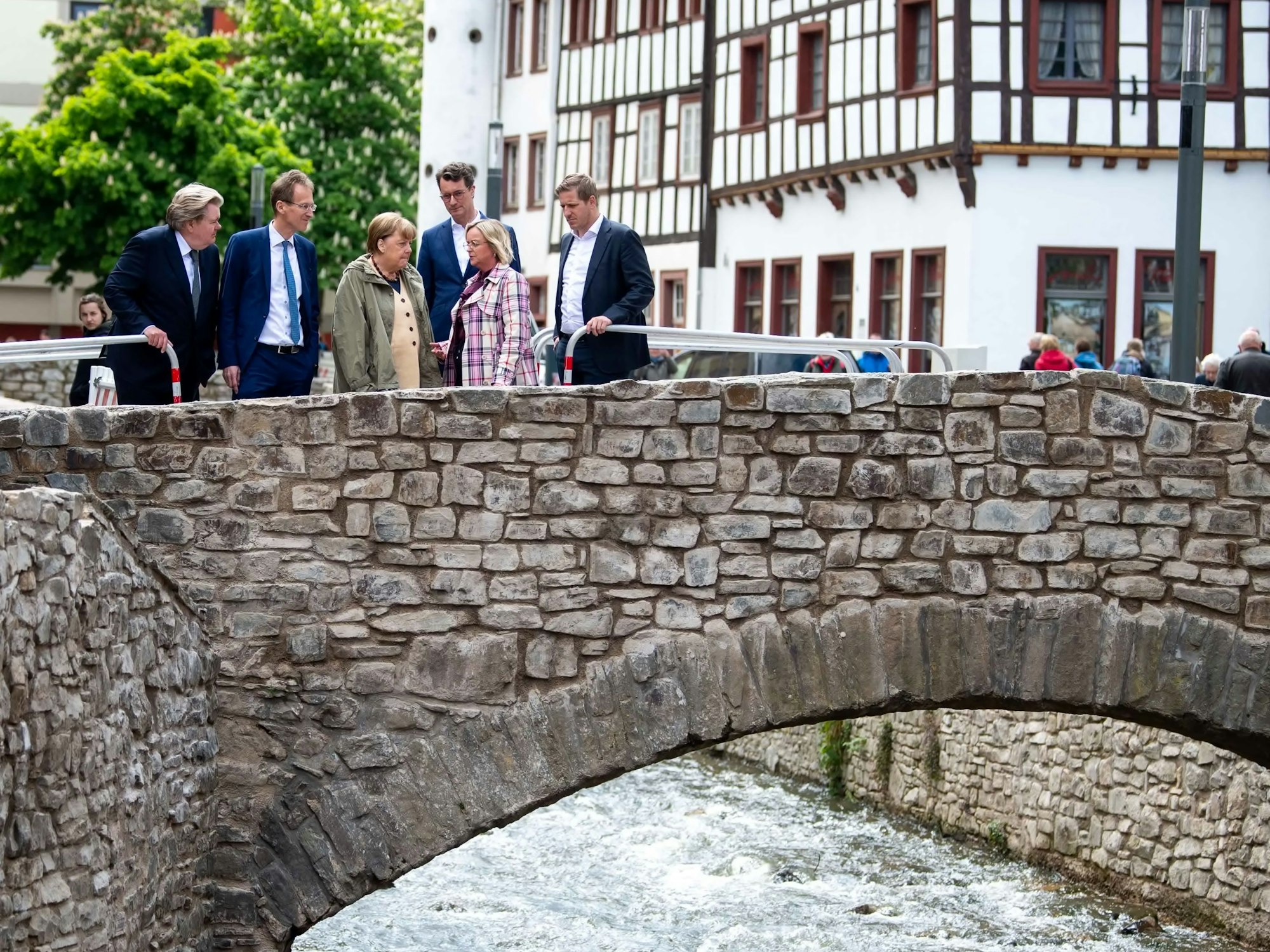 Viele der Brücke, die vom Hochwasser beschädigt oder zerstört worden waren, sind wieder aufgebaut. Ex-Bundeskanzlerin Angela Merkel und NRW-Ministerpräsident machten sich ein Bild vom Wiederaufbau.