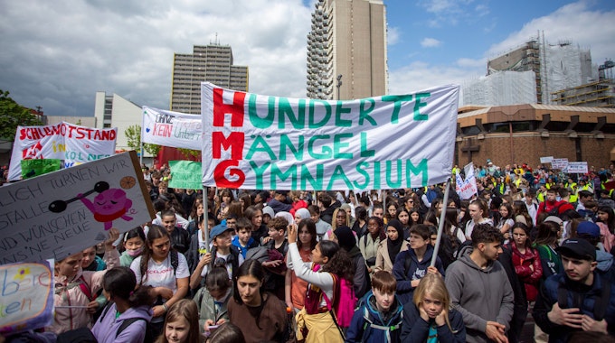 Köln: Schüler aus fünf verschiedenen Schulen demonstrieren auf dem Pariser Platz in Chorweiler.