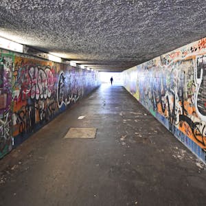 Graffitis füllen die Wände eines Fußgängertunnels.&nbsp;