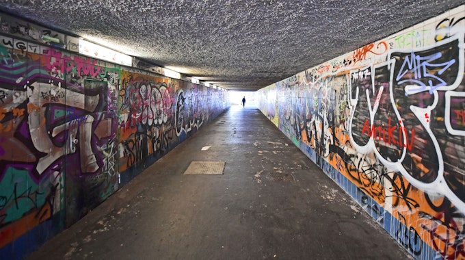 Graffitis füllen die Wände eines Fußgängertunnels.&nbsp;