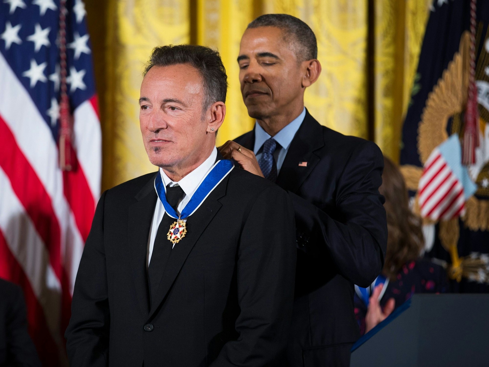 Barack Obama hängt Bruce Springsteen die „Presidential Medal of Freedom” um den Hals
