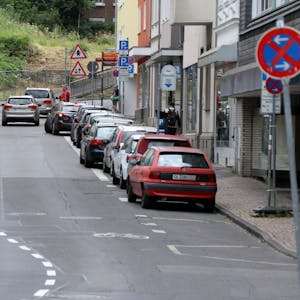Links auf dem Foto sind Radfahrer auf dem Radstreifen unterwegs. Auf dem Parkstreifen rechts im Bild parken Autos. Auf der Fahrbahn in der Mitte fahren Autos.&nbsp; &nbsp;