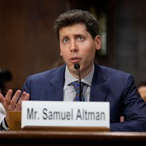 OpenAI-CEO Sam Altman spricht am Dienstag vor einem Ausschuss des US-Senats. Er betonte die Gefahr von Künstlicher Intelligenz bei Wahlen und forderte Regulierung der Technik.