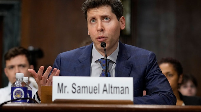 OpenAI-CEO Sam Altman spricht am Dienstag vor einem Ausschuss des US-Senats. Er betonte die Gefahr von Künstlicher Intelligenz bei Wahlen und forderte Regulierung der Technik.