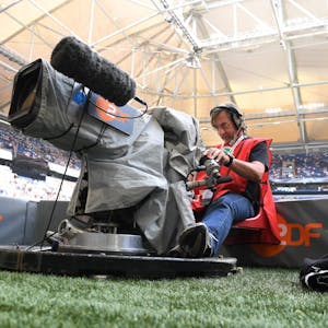 Kameramann filmt an einer TV-Kamera vom ZDF. (Symbolbild)