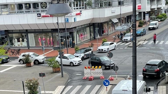Ein Kreisel mit Autos und der gesperrten Rodenkirchener Hauptstraße.