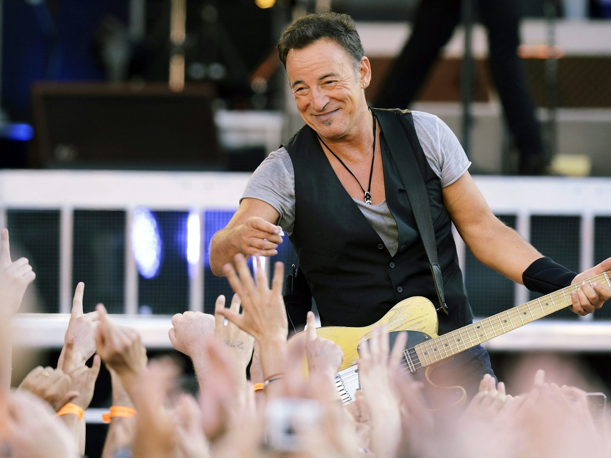 Bruce Springsteen lacht bei einem Konzert in der Schweiz ins Publikum