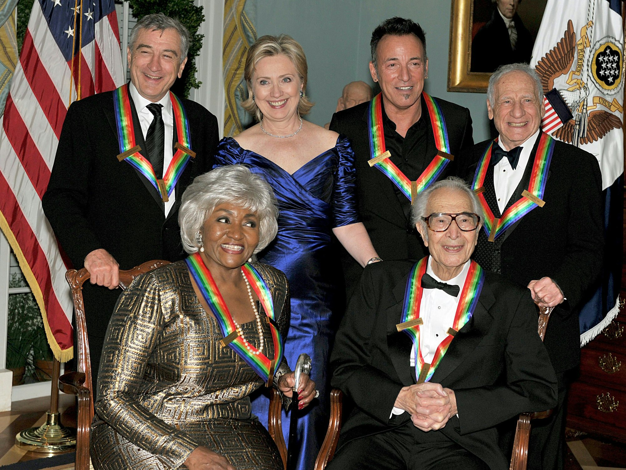 Reihe unten: Grace Bumbry (l.) und Dave Brubeck (r.), Reihe oben: Robert De Niro, Hillary Rodham Clinton, Bruce Springsteen und Mel Brooks (v.l.n.r.) bei der Verleihung des „Kennedy Center Honors“