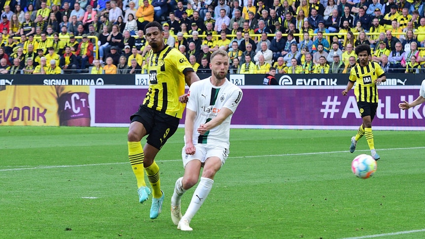 Sébastien Haller (l.) trifft am 13. Mai 2023 für Borussia Dortmund zum zwischenzeitlichen 4:0 gegen Borussia Mönchengladbach. Marvin Friedrich kann nicht entscheidend stören.