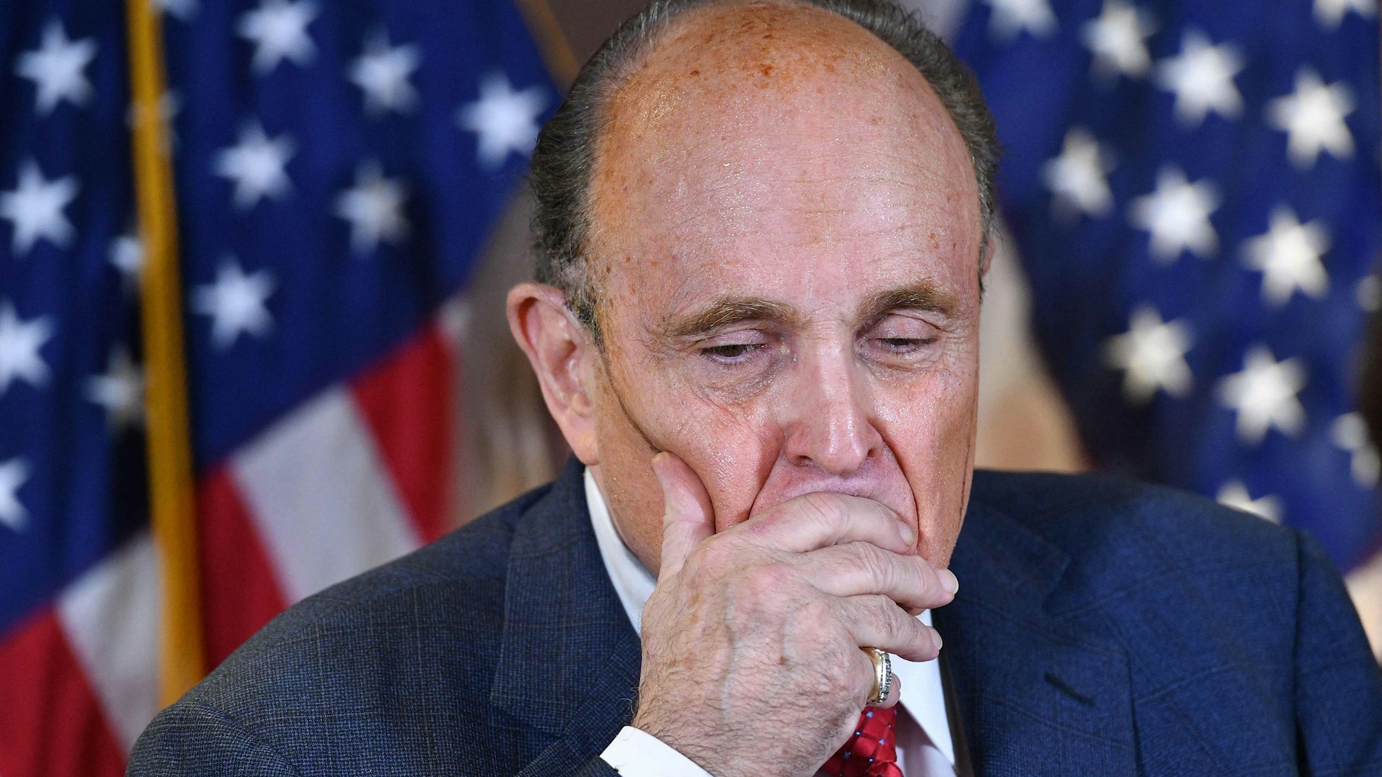 Rudy Giuliani spricht während einer Pressekonferenz.