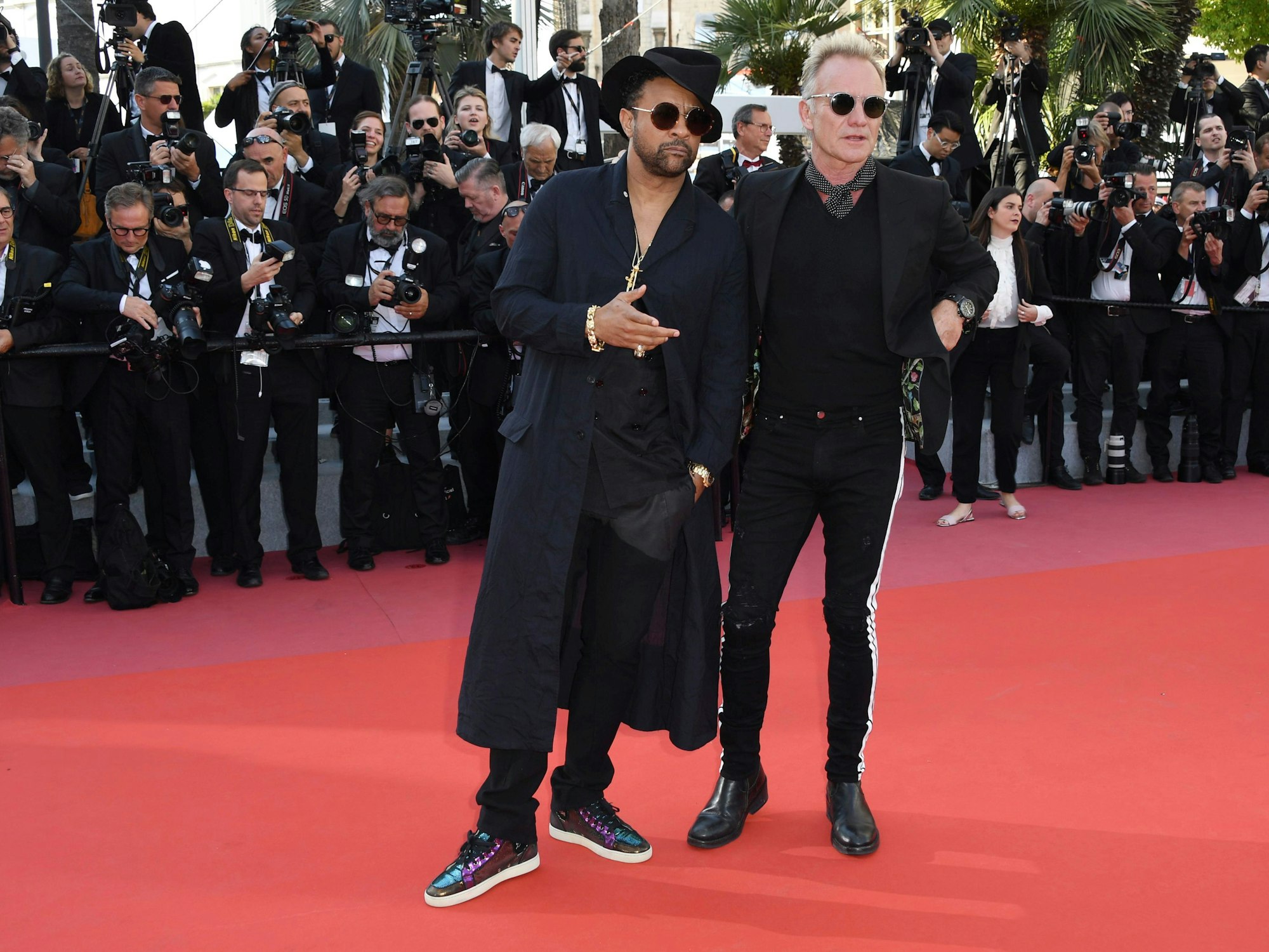 Die Musiker Shaggy (l) und Sting (r.) stehen nebeneinander auf dem Roten Teppich.