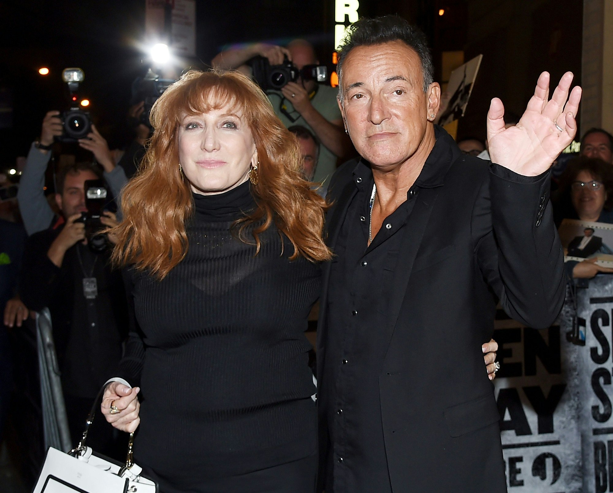 Bruce Springsteen und seine Frau Patti Scialfa verlassen das Walter Kerr Theater in New York nach der Premiere von „Springsteen On Broadway“. Bruce Springsteen winkt