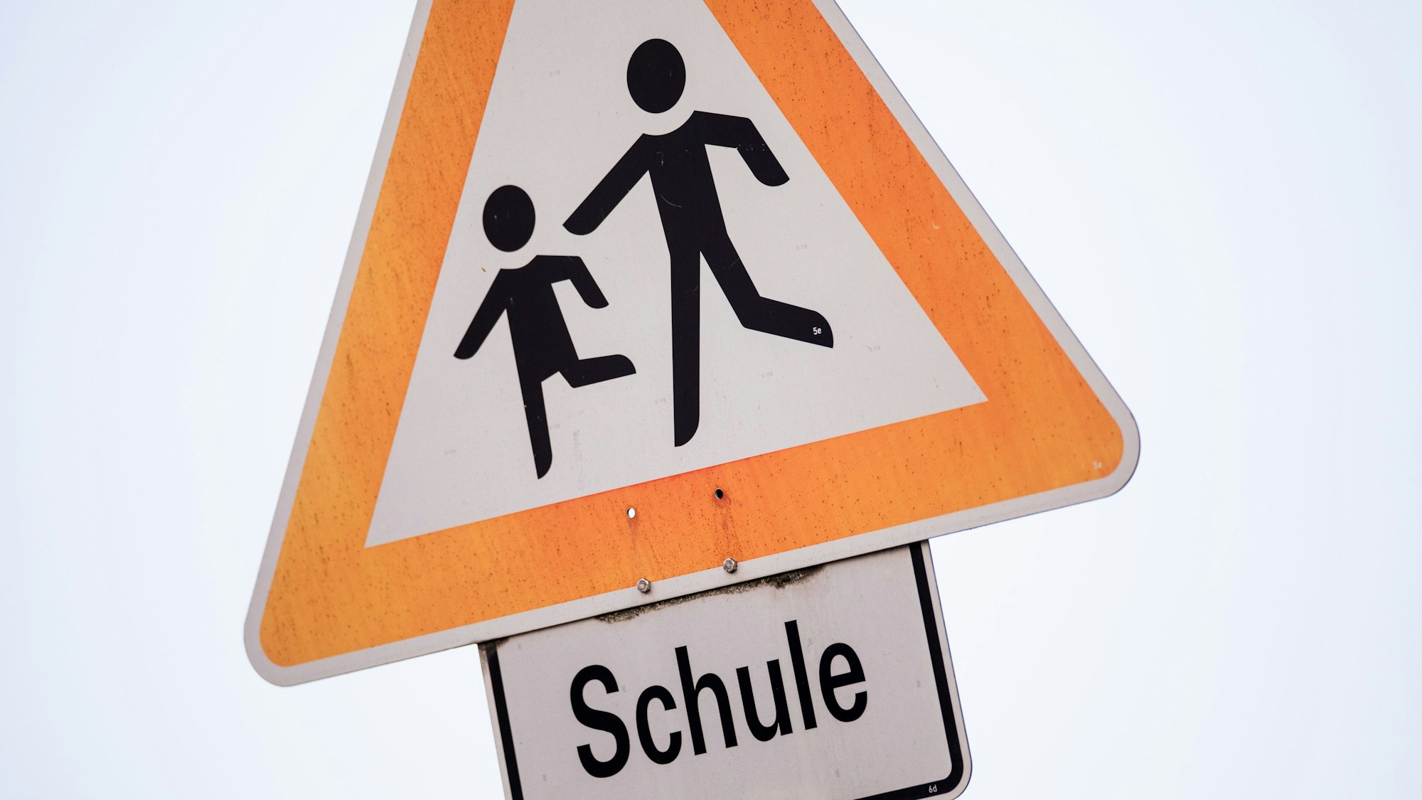 Ein Verkehrsschild „Achtung, Kinder!“ mit dem Hinweis „Schule“